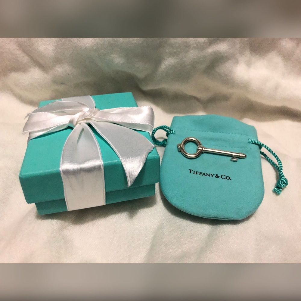 Tiffany 925 Large Oval “New York” Key Pendant EUC.